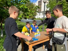 Команда хлопчиків змагаються у настільній грі на точність рухів