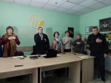 Начальник Микільської селищної військової адміністрації Володимир Халабузар разом з директором Нікольської гімназії "Софія" загальноосвітня школа І-ІІІ ступенів 1 Вікторією Швечиковою та психологом Центру життєстійкості Ніколської громади Тетяна Соколова та жителі громади