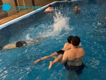 Активний відпочинок у басейні для дітей Донеччини. Діти пірнають, та навчаються плавати разом з дорослим.