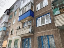 Пошкоджені вікна в багатоквартирному будинку