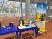 Стіл із призами для переможців. По центру - фотографія Степана Чубенка.