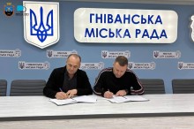 Керівники громад підписують меморандум про співпрацю в будівлі Гніванської міської ради