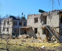 Зруйнована адміністративна будівля після ворожого обстрілу