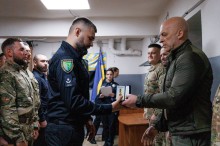 Поліцейський отримує нагороду від Вадима Філашкіна
