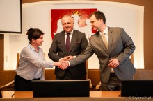 Представники громад стискають один одному руки.