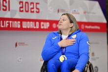 Володарка золотої нагороди Тетяна Бобровська співає гімн України