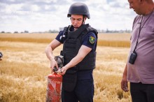 Офіцер-рятувальник показує аграріям, як працювати з вогнегасником