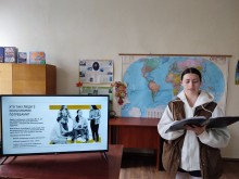 Студентка показує слайд про людей з особливими оптребами
