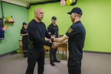 Вадим Філашкін нагороджує співробітника ДСНС.