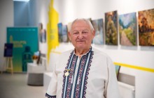 Художник Василь Коренчук на відкритті персональної виставки