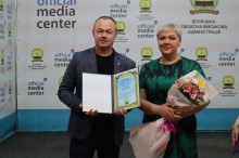 Вручення працівниці підприємства подяки та квітів від Донецької обласної державної адміністрації.
