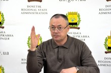 Ігор Бойко голосує під час засідання комісії з визначення підприємств, установ і організацій, які є критично важливими