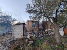 Зруйнований будинок після ворожого обстрілу