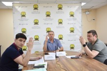 Учасники наради голосують за визначення критично важливим підприємства.