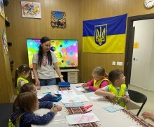 До дня батька у центрі підтримки ВПО Маріупольського району «Серце Сходу» (м. Львів) діти малювали малюнки, створювали яскраві листівки до свята.