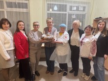 Делегації Мангушської громади та селища Солотвино Закарпатської області.
Тримають паляницю. Спільне фото.