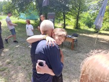 Дівчина обіймає ветерана