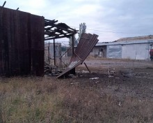 Пошкоджена покрівля та складські будівля після обстрілу