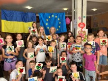 Учасники заходу з поробками на фоні прапорів України та ЄС.
