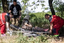 Медики надають бабусі першу допомогу