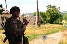 Поліцейський чатує за ворожими дронами під час евакуції