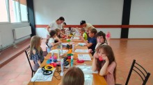 Діти створюють поробки власними руками