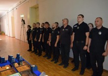 Правоохоронці стоять перед тим як отримають нагороди
