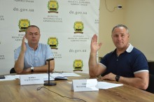Ігор Бойко та Володимир Мицик, голосують за призначенням стипендії.