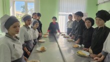 Майбутні кухарі під час практичних занять у кухні-лабораторії
