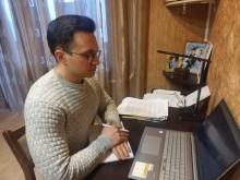 Фахівець управління модерує захід