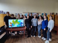 Група молоді з банером з назвою заходу