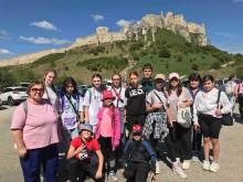Спільне фото дітей. Позаду них величний замок на горі