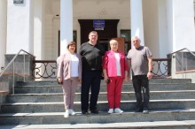 Голови громад та інши представники влади, спільне фото на сходах біля адміністративної будівлі.