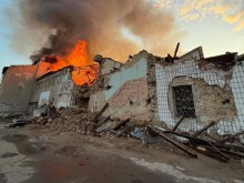 Зруйнована будівля та пожежа всередини через ворожий обстріл.