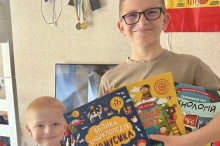Два хлопчики з Хлібодарівської громади з книжками в руках