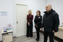 Голова Донецької облдержадміністрації Вадим Філашкін та представники громади у медичному кабінеті.