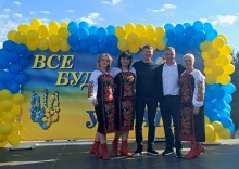 Спільне фото. Жінки у національному вбранні, позаду фотозона з кольором кульками.