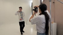 Фотограф знімає юнака у білій вишиванці