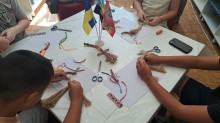 Діти під час майстер-класу «Дотик до минулого» виготовляють  українську ляльку-мотанку