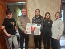 Представник влади дарує заряду станцію дитячому будинку сімейного типу.