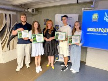 В.о. голови Краматорської РДА, начальника районної військової адміністрації Вікторія Набокова та члени молодіжної ради, які тримають подяки.