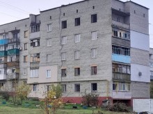 Багатоквартирний будинок, в якому вилетіли вікна через ворожий удар