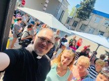 Митрополит Сергій разом з переміщеними особами з Маріуполя у Дніпрі.