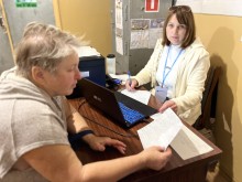Фахівчиня абонвідділу Донецькоблгазу проводить виїзний прийом абонентів