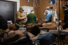 Медики рятують поранених захисників на стабпункті на Донеччині