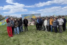 Спільне фото представників громади. Позаду банер з логотипом Донецької області.