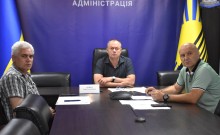 Ігор Бойко, Олег Ставицький та Олександр Вдовенко слухають доповідб керівництва Добропільської громади