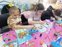 Діти під час творчого заняття гуртка образотворчого мистецтва "Берегиня" Донецького обласного палацу дитячої та юнацької творчості