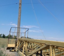 Вишка та стовп лінії електропередачі