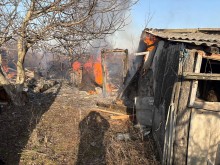 Пошкоджені будинки та пожежа після ворожого обстрілу